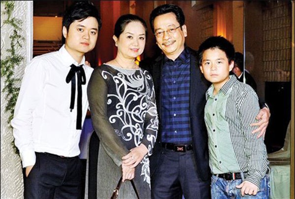 Để có được cuộc sống hôn nhân ấm êm, vợ của nam nghệ sĩ đã phải bước qua những cảm xúc khó chịu khi chồng đào hoa.