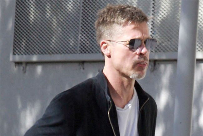 Angelina Jolie bị đồn hẹn hò bí mật với người tình mới trong khi các con gặp Brad Pitt - Ảnh 2.