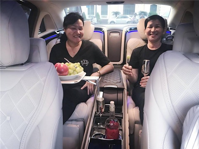 Ngọc Trinh lái siêu xe 12 tỷ đưa mẹ kế đi mua sắm - 02