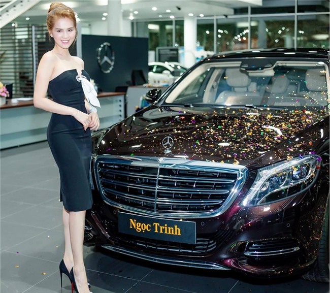 Ngọc Trinh lái siêu xe 12 tỷ đưa mẹ kế đi mua sắm - 05