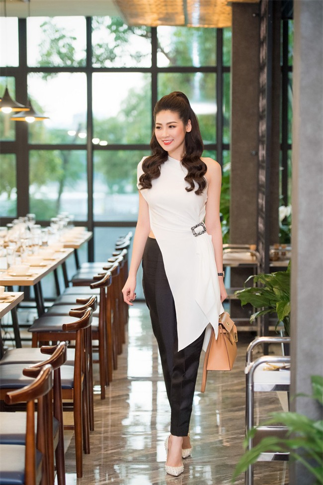 Á hậu Tú Anh xách túi 300 triệu dự event - Ảnh 2.