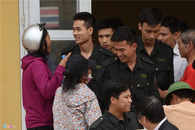 Phut 19 can bo chien si duoc dan Dong Tam tha hinh anh 3