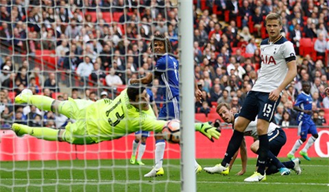 Kane đánh đầu ngược gỡ hòa 1-1 cho Tottenham