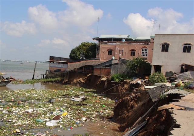 Nguoi dan thao chay khi hang loat can nha sup xuong song o mien Tay hinh anh 1