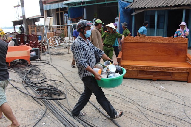 Nguoi dan thao chay khi hang loat can nha sup xuong song o mien Tay hinh anh 2