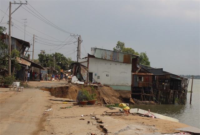 Nguoi dan thao chay khi hang loat can nha sup xuong song o mien Tay hinh anh 3