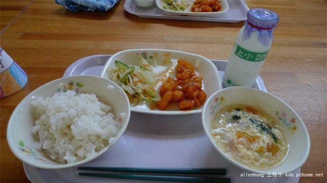 Một bữa trưa đạm bạc của trẻ em Nhật sẽ khiến nhiều người phải cảm thấy hổ thẹn, và đây là lý do - Ảnh 2.
