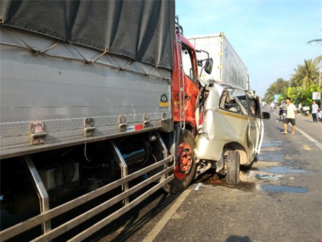 Tông xe liên hoàn, 3 người thoát chết trong gang tấc - Ảnh 2.