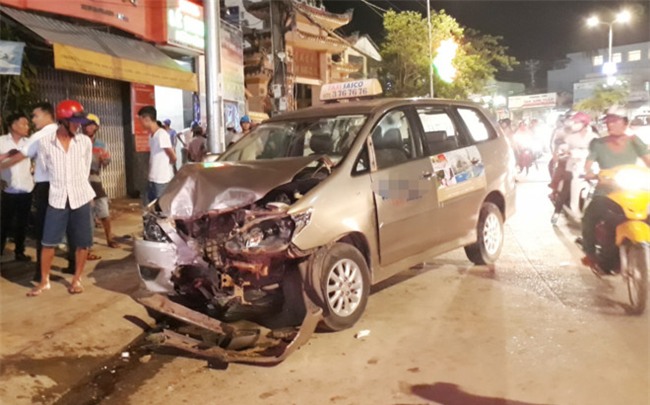 Taxi nat dau sau va cham voi xe may hinh anh 1