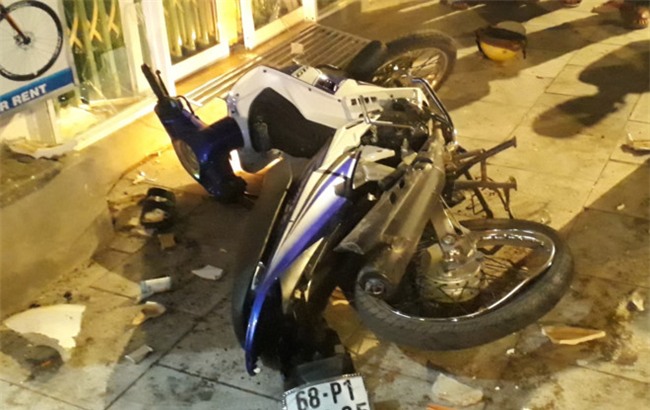 Taxi nat dau sau va cham voi xe may hinh anh 2