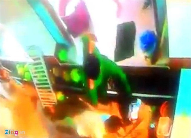 Kiem tra clip nguoi mac do canh sat danh ngu dan nghi bi tam than hinh anh 1