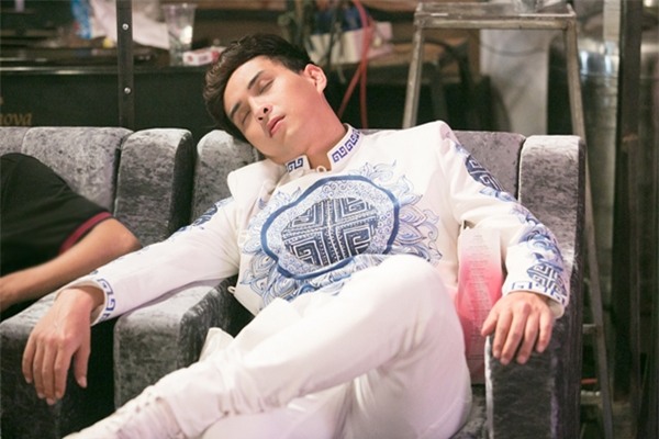 Vừa qua, Hồ Quang Hiếu đã có buổi ghi hình suốt 48 tiếng để chuẩn bị cho liveshow kỉ niệm 10 năm ca hát. Do trước đó, nam ca sĩ vẫn miệt mài chạy show nên khá mệt mỏi, phải tranh thủ ngủ trong thời gian chờ đợi để lấy lại sức. - Tin sao Viet - Tin tuc sao Viet - Scandal sao Viet - Tin tuc cua Sao - Tin cua Sao