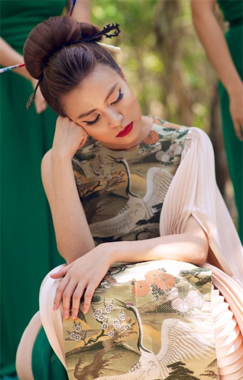 Hoàng Thuỳ Linh ngủ ngồi ngay giữa rừng khi thực hiện MV Bánh trôi nước. - Tin sao Viet - Tin tuc sao Viet - Scandal sao Viet - Tin tuc cua Sao - Tin cua Sao