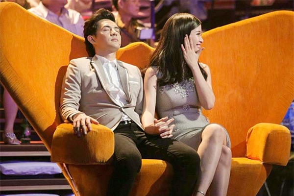 Ông Cao Thắng nắm chặt tay Đông Nhi khi tranh thủ ngủ trên ghế giám khảo. - Tin sao Viet - Tin tuc sao Viet - Scandal sao Viet - Tin tuc cua Sao - Tin cua Sao