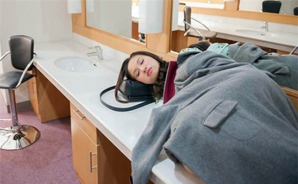 Vân Hugo tận dụng bàn trang điểm làm chỗ ngủ khiến người xem không khỏi xót xa. - Tin sao Viet - Tin tuc sao Viet - Scandal sao Viet - Tin tuc cua Sao - Tin cua Sao