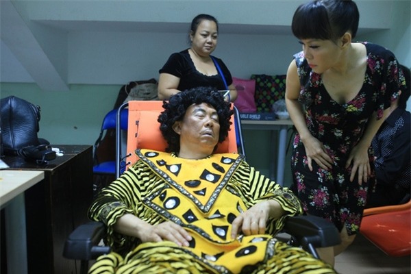 Khoảnh khắc ngủ ở hậu trường của nghệ sĩ Chí Tài khiến người xem phì cười. - Tin sao Viet - Tin tuc sao Viet - Scandal sao Viet - Tin tuc cua Sao - Tin cua Sao