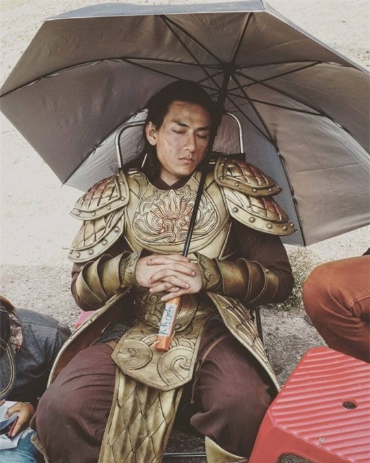 Isaac khiến fan xót dạ khi ngủ trên trường quay phim Tấm Cám! Chuyện chưa kể. - Tin sao Viet - Tin tuc sao Viet - Scandal sao Viet - Tin tuc cua Sao - Tin cua Sao