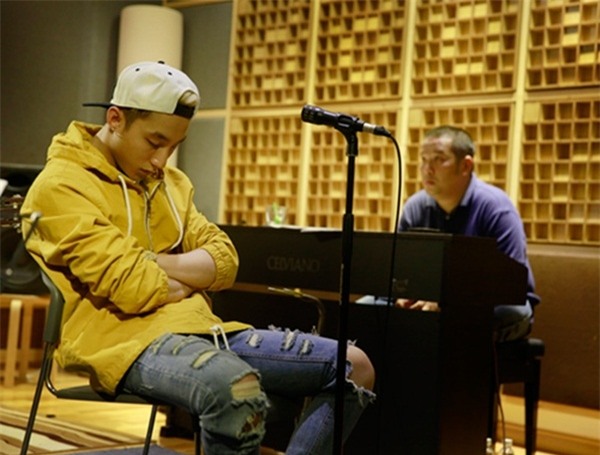 Sơn Tùng ngủ khi đang đi thu âm. - Tin sao Viet - Tin tuc sao Viet - Scandal sao Viet - Tin tuc cua Sao - Tin cua Sao