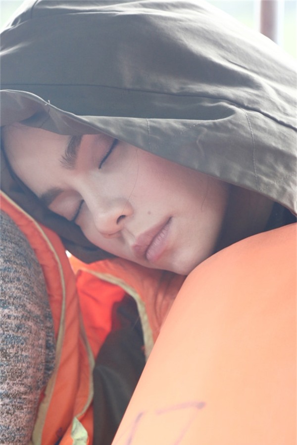 Hồ Ngọc Hà thường thực hiện MV có nhiều vũ công, bạn diễn phụ hoạ nên thường tốn thời gian cho các khâu chuẩn bị. Vì thế, nữ ca sĩ cũng tranh thủ ngủ để lấy lại năng lượng cần thiết. - Tin sao Viet - Tin tuc sao Viet - Scandal sao Viet - Tin tuc cua Sao - Tin cua Sao