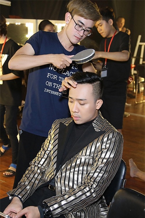 Trấn Thành có lẽ là sao Việt bị phát hiện ngủ gật nhiều nhất trên trường quay. Những khoảnh khắc này thường được bạn bè của anh ghi lại. Thậm chí, sau đám cưới với Hari Won, Trấn Thành đã quay lại một chương trình, tiếp tục vai trò MC và ngủ gật trong lúc trang điểm. - Tin sao Viet - Tin tuc sao Viet - Scandal sao Viet - Tin tuc cua Sao - Tin cua Sao