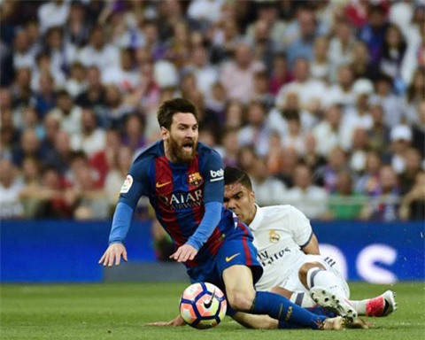 Real chủ động chơi pressing, liên tục phạm lỗi với Messi