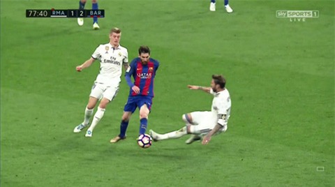 Đội trưởng Ramos nhận thẻ đỏ rời sân sau pha vào bóng bằng hai chân