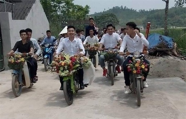 Xôn xao đám cưới rước dâu bằng xe Cub độc đáo ở Nghệ An - Ảnh 2.
