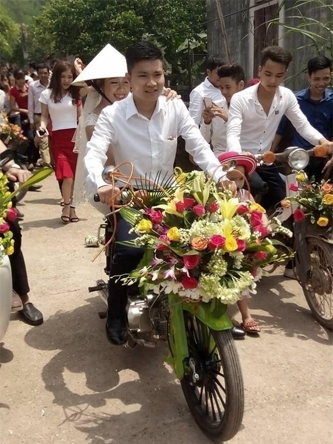 Xôn xao đám cưới rước dâu bằng xe Cub độc đáo ở Nghệ An - Ảnh 3.