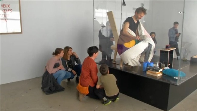 nguoi dan ong ngoi ap trung ga suot 3 tuan giua paris hinh anh 1