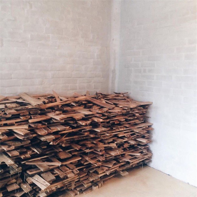 Nhặt cả đống gỗ vụn về cho bẩn nhà nhưng thứ anh chàng này làm được khiến ai cũng há hốc miệng - Ảnh 1.