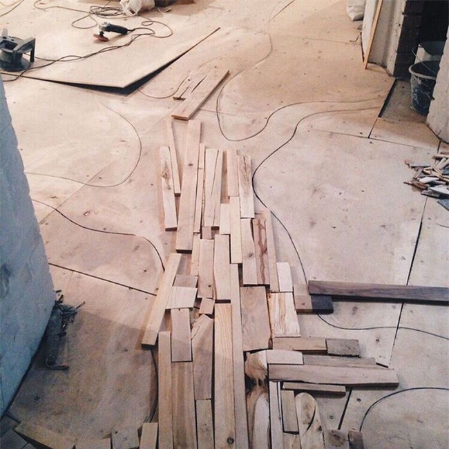 Nhặt cả đống gỗ vụn về cho bẩn nhà nhưng thứ anh chàng này làm được khiến ai cũng há hốc miệng - Ảnh 2.