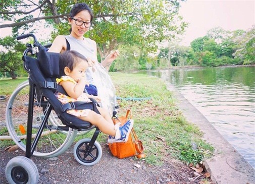 con gai xinh dep cua me 9x cut chan tung bi de biu "khong ai muon co con cung" - 7