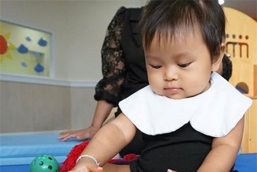 con gai xinh dep cua me 9x cut chan tung bi de biu "khong ai muon co con cung" - 8