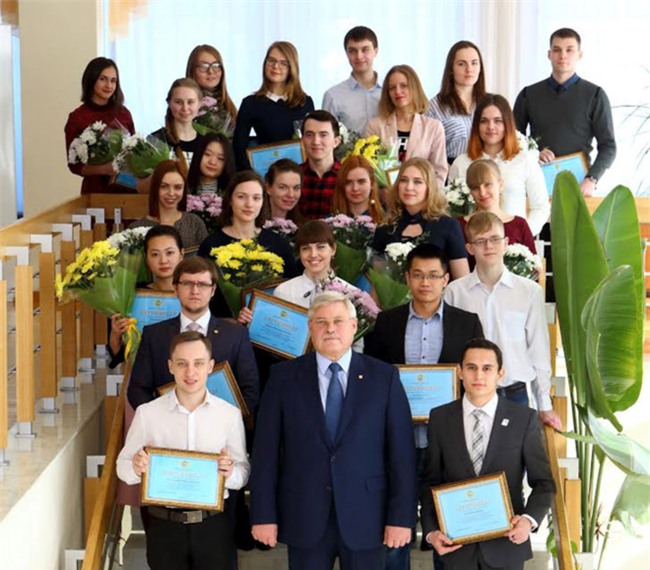 Tu que ngheo den nhung suat hoc bong danh gia o troi Tay hinh anh 1