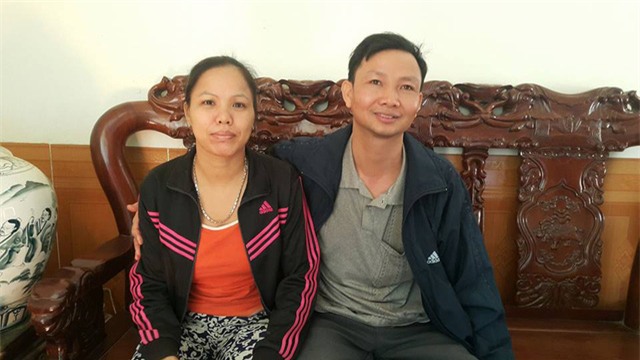 deu bi mat di 1 ben chan sau tai nan, 2 vo chong om nhau bat khoc tren xe lan - 1