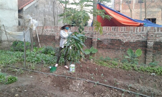 deu bi mat di 1 ben chan sau tai nan, 2 vo chong om nhau bat khoc tren xe lan - 2