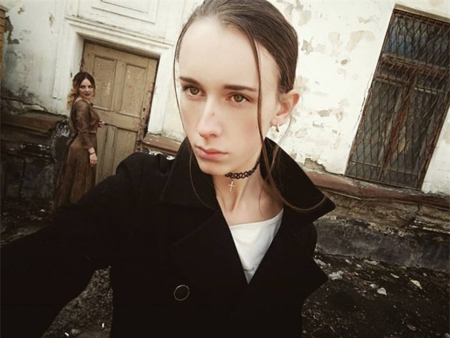 Chàng trai 20 tuổi có nhiều điểm nữ tính khiến cô bạn quyết định làm một trò đùa cho vui.