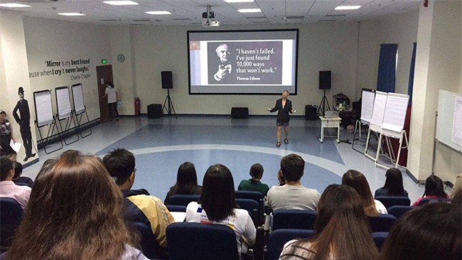 Phó hiệu trưởng ĐH Hoa Sen mặc quần đùi, áo thun trong giờ giảng bài: Tôi mặc như vậy để dạy sinh viên tư duy sáng tạo! - Ảnh 1.