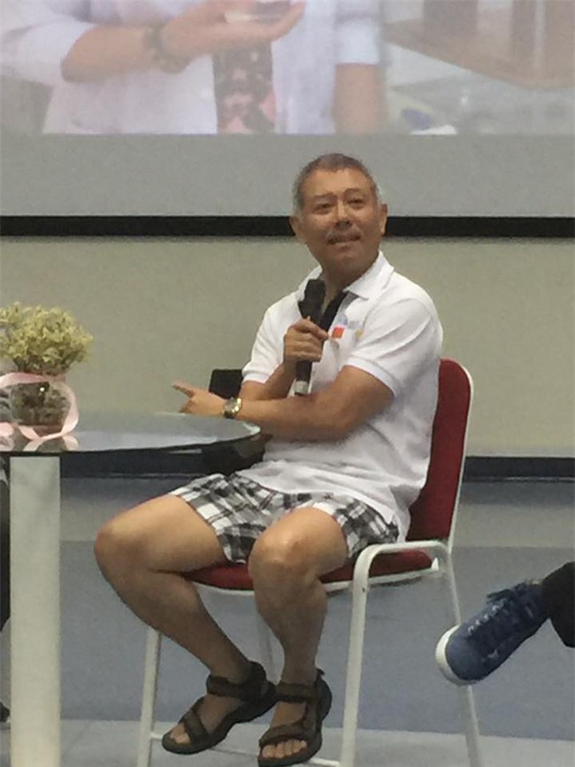 Phó hiệu trưởng ĐH Hoa Sen mặc quần đùi, áo thun trong giờ giảng bài: Tôi mặc như vậy để dạy sinh viên tư duy sáng tạo! - Ảnh 3.