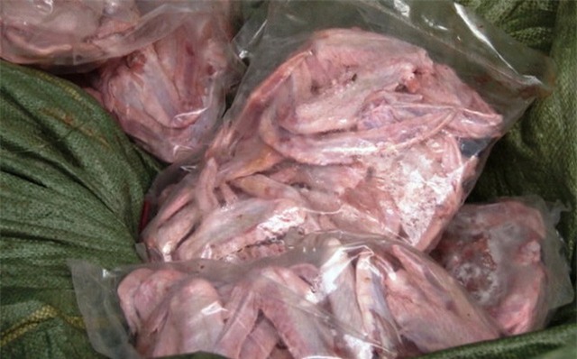 Một khối lượng lớn cánh gà Trung Quốc nhập lậu về Lào Cai bị cơ quan chức năng bắt giữ.