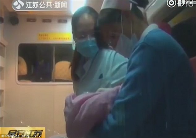 Mang thai nhưng không hề biết, cô gái trẻ đẻ rơi con trong nhà vệ sinh nhưng... - Ảnh 2.