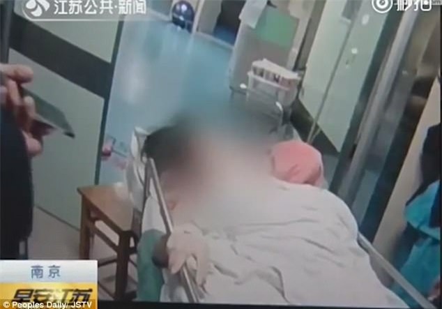 Mang thai nhưng không hề biết, cô gái trẻ đẻ rơi con trong nhà vệ sinh nhưng... - Ảnh 3.