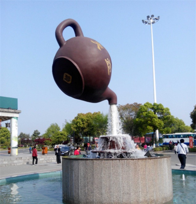 Bí ẩn đằng sau ấm trà bay lơ lửng trên không trung