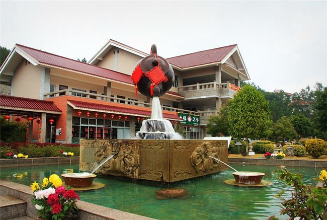 Bí ẩn đằng sau ấm trà bay lơ lửng trên không trung