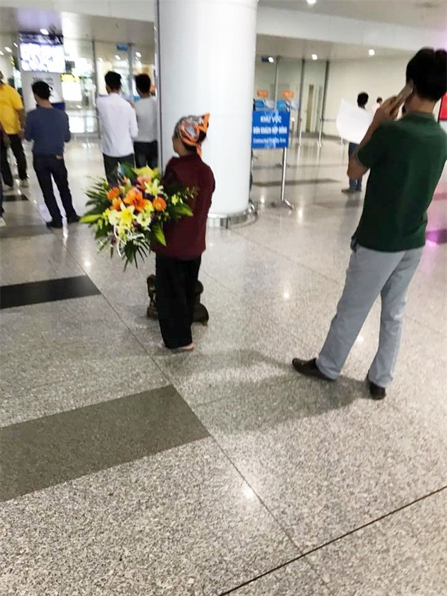 Hình ảnh cảm động ở sân bay: Người mẹ nghèo ôm bó hoa 500k chờ tặng con gái sau 3 năm đi xuất khẩu lao động - Ảnh 3.