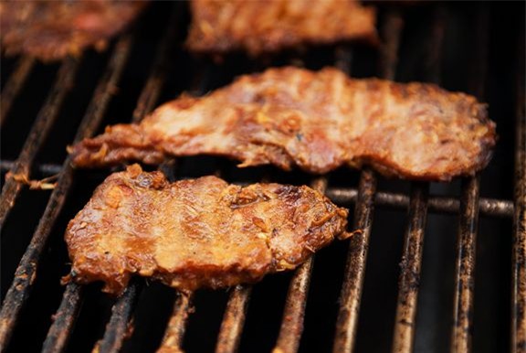 Lần sau nướng thịt thì nhớ đặt đá viên lên đấy, hứa là thịt nướng siêu ngon luôn - Ảnh 1.
