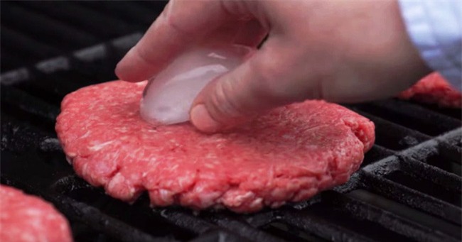 Lần sau nướng thịt thì nhớ đặt đá viên lên đấy, hứa là thịt nướng siêu ngon luôn - Ảnh 2.