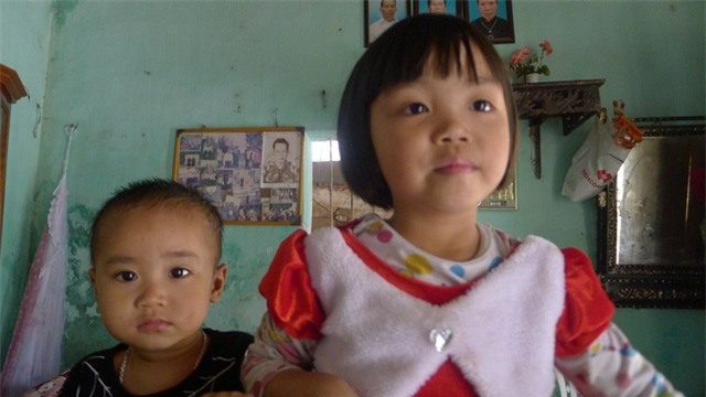 Hai con thơ ngơ ngác và sợ hãi trước hình hài của mẹ.