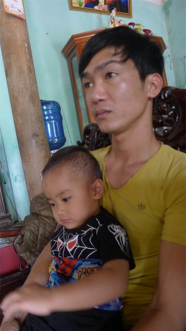 Từ ngày vợ bị tai nạn, Âu lo toan cho vợ và hai con nhỏ trong sự kiệt quệ.