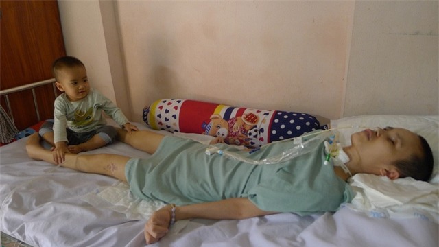 Thằng bé thèm mẹ nhưng sợ hãi và ngơ ngác